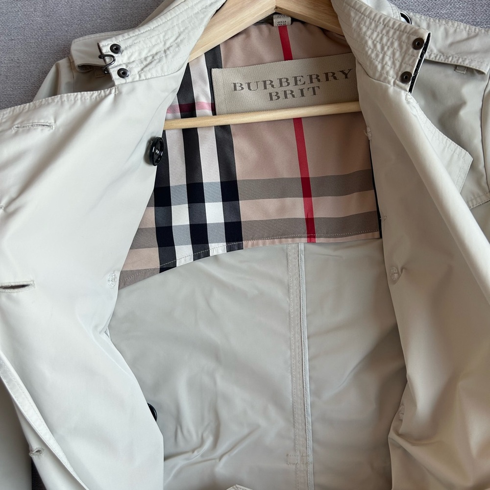 Burberry Women’s Kensington trench coat mid length, honey color, size S, 2799$ - Picture 6 of 7